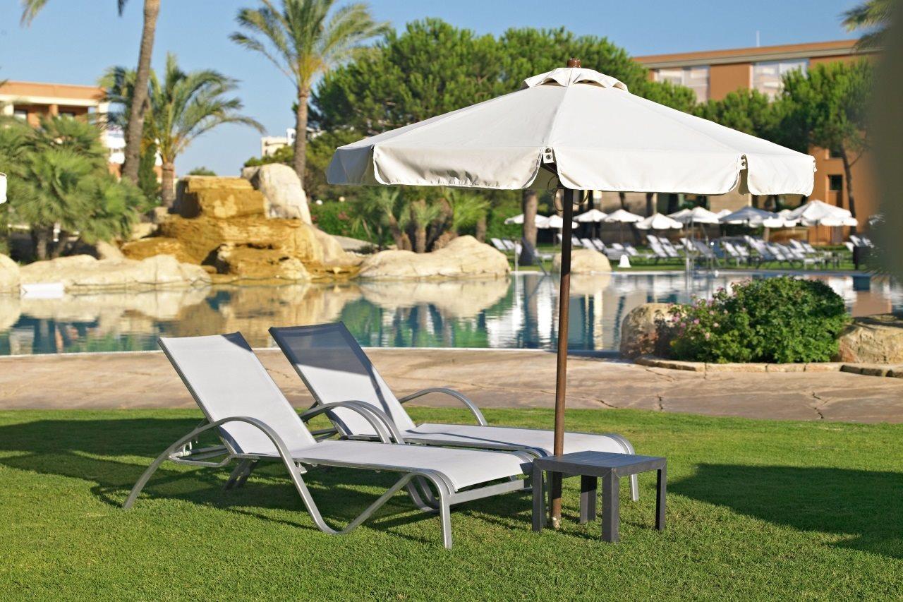 히포텔스 히포캄포 팰리스&스파 호텔 칼라 미요르 외부 사진 A patio umbrella