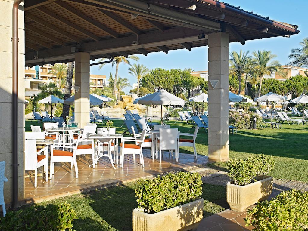 히포텔스 히포캄포 팰리스&스파 호텔 칼라 미요르 외부 사진 The resort's poolside bar